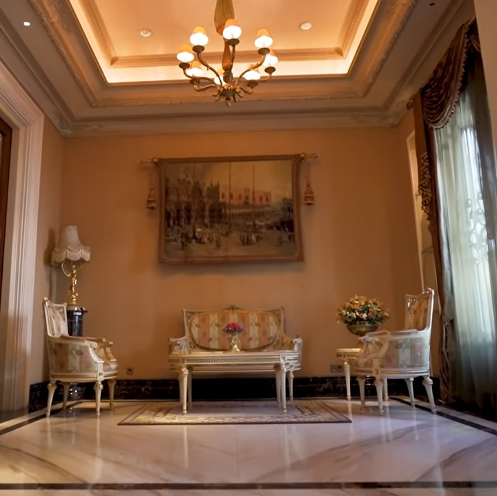 <p>Bagaimana tidak, huniannya tersebut dibangun bak istana dan super megah. Berikut tampilan saat baru masuk dalam rumah tersebut, Bunda. (Foto: YouTube: Boy William)</p>