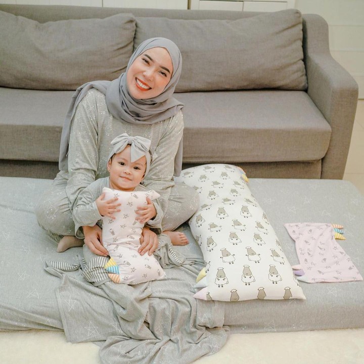 <p>Artis cantik Fitri Tropica ternyata punya rumah mewah yang unik nih, Bunda. Rumahnya di desain dengan konsep minimalis dan mengadopsi warna-warna netral, <em>lho.</em> (Foto: Instagram: @fitrop)</p>