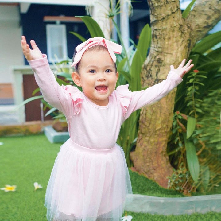 <p>Halaman rumah wanita yang akrab disapa Fitrop ini dipenuhi dengan tumbuhan hijau. Mulai dari berbagai macam tanaman hias hingga pepohonan yang besar. (Foto: Instagram: @fitrop)</p>