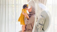 <p>Memasuki area dalam rumah, Fitrop meletakkan sebuah kursi berbentuk bubble di salah satu sudut ruangan, Bunda. Kursi buatan Eropa ini merupakan kursi yang diidam-idamkan saat punya rumah, lho. (Foto: Instagram: @fitrop)</p>