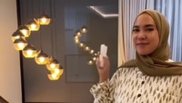 <p>Mengusung konsep modern dan smart, pencahayaan di jendela rumah Fitrop bisa diatur hanya dengan sebuah remot, lho. (Foto: Instagram: @fitrop)</p>