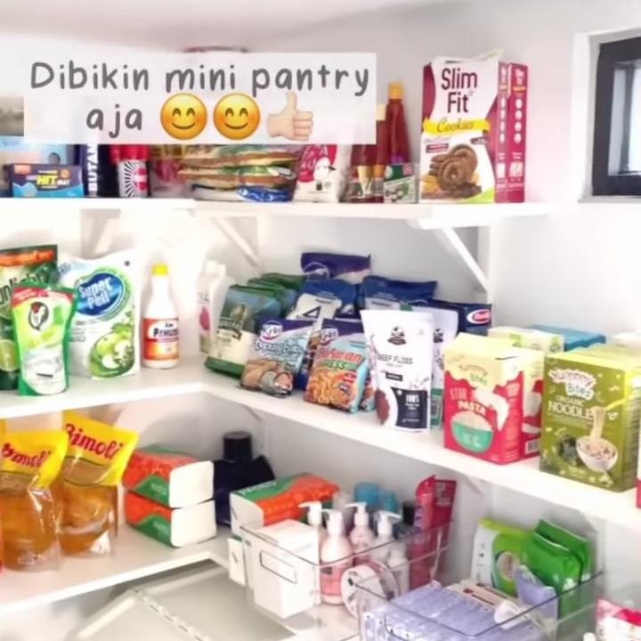 <p>Satu yang unik dari sudut rumah Fitrop, ia ternyata punya 'minimarket' sendiri nih, Bunda. Sebenarnya space ini didesain seperti mini pantry yang memanfaatkan ruang di bawah tangga, untuk menyimpan segala kebutuhan rumah serta stok makanan anaknya agar tak tercecer. (Foto: Instagram: @fitrop)</p>