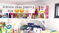<p>Satu yang unik dari sudut rumah Fitrop, ia ternyata punya 'minimarket' sendiri nih, Bunda. Sebenarnya space ini didesain seperti mini pantry yang memanfaatkan ruang di bawah tangga, untuk menyimpan segala kebutuhan rumah serta stok makanan anaknya agar tak tercecer. (Foto: Instagram: @fitrop)</p>