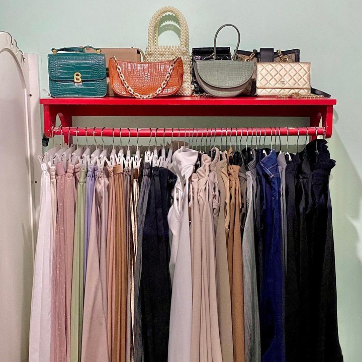 <p>Fitrop juga memperlihatkan sedikit sudut ruang wardrobe-nya nih, Bunda. Isinya ditata cukup rapi dan secara berkala, ia declutter pakaian yang tak lagi dipakainya. (Foto: Instagram: @fitrop)</p>
