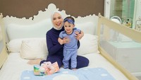 <p>Kamar tidur anak juga didesain dengan menarik. Meski masih balita, Fitrop memberikan tempat tidur yang besar untuk Sada. (Foto: Instagram: @fitrop)</p>