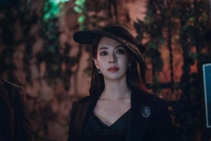 Tampilan serba hitam, riasan smokey eyes dan topi bergaya vintage membuat tampilan Song Ji Hyo seperti putri kerjaan Inggris, namun misterius. Kamu yang suka gaya vintage nan elegan, bisa contek gayanya nih, Beauties. /Foto: instagram.com/tving.official