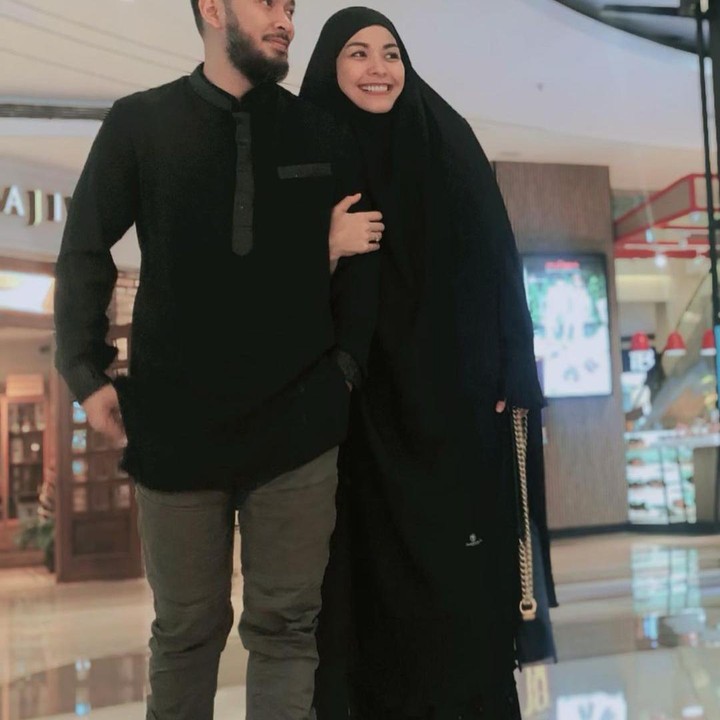 <p>Penampilan Uki dan Metha juga terlihat lebih rapi dan santun. Metha kerap menemani suaminya berpergian dengan memakai setelan gamis dan khimar. (Foto: Instagram @methayuna)</p>