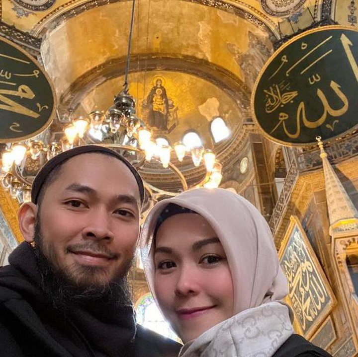 <p>Kehidupan rumah tangga Uki eks Noah dan Metha Yunatria terbilang jauh dari gosip. Keduanya terlihat harmonis dan adem ayem, Bunda. Uki yang dahulu merupakan anak band kini terlihat lebih religius bersama sang istri. (Foto: Instagram @methayuna)</p>