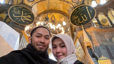 img-title Tak Pernah Unggah Foto Bareng Istri, 7 Potret Uki Eks NOAH & Metha 14 Tahun Nikah