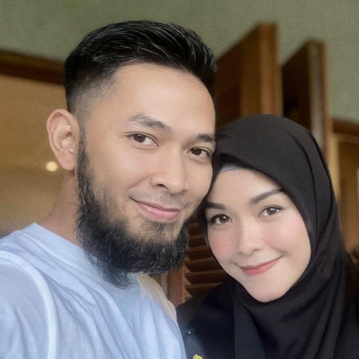 <p>Uki memutuskan berhijrah dan keluar dari NOAH di 2019. Pria asal Bandung itu menempuh jalan hijrah bersama sang istri. Ia tampil manglingi dengan janggut panjang. Sedangkan istrinya tetap cantik dengan memakai hijab. (Foto: Instagram @methayuna)</p>