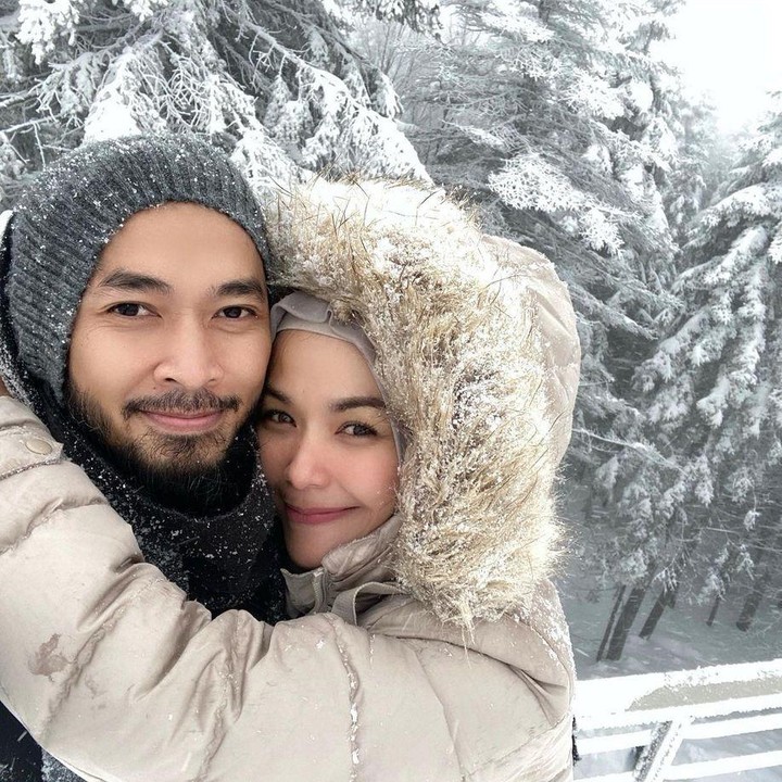 <p>Sudah menikah lebih dari satu dekade, Uki dan Metha tetap terlihat romantis bak pengantin baru. Suami-istri yang sudah berumah tangga selama 12 tahun itu tak pernah absen mengabadikan potret romantis mereka. (Foto: Instagram @methayuna)</p>