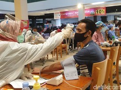 Vaksin COVID-19 di Transmart Cikokol Enak, Banyak Kursi untuk Antre