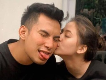 Tak Hanya Ciuman, Pose Pelukan Zara & Niko di Ranjang Juga Bikin Heboh