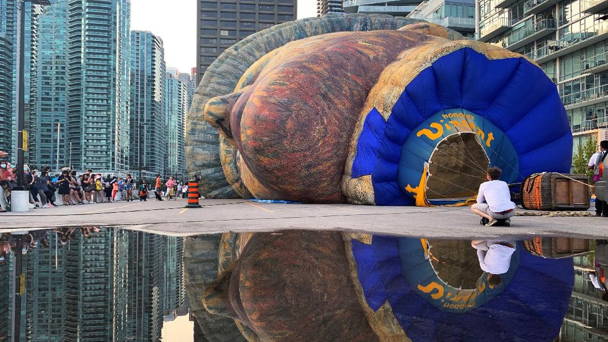 FOTO: Usai Lockdown di Kanada, Van Gogh Raksasa Menyapa
