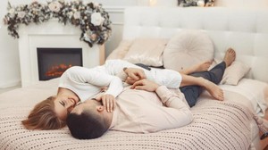5 Manfaat Berpelukan Setelah Berhubungan Seks yang Bikin Makin Sayang