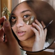 Kurangi Tampilan Mata Panda dan Sembab dengan 5 Eye Mask Ampuh di Bawah 60 Ribu