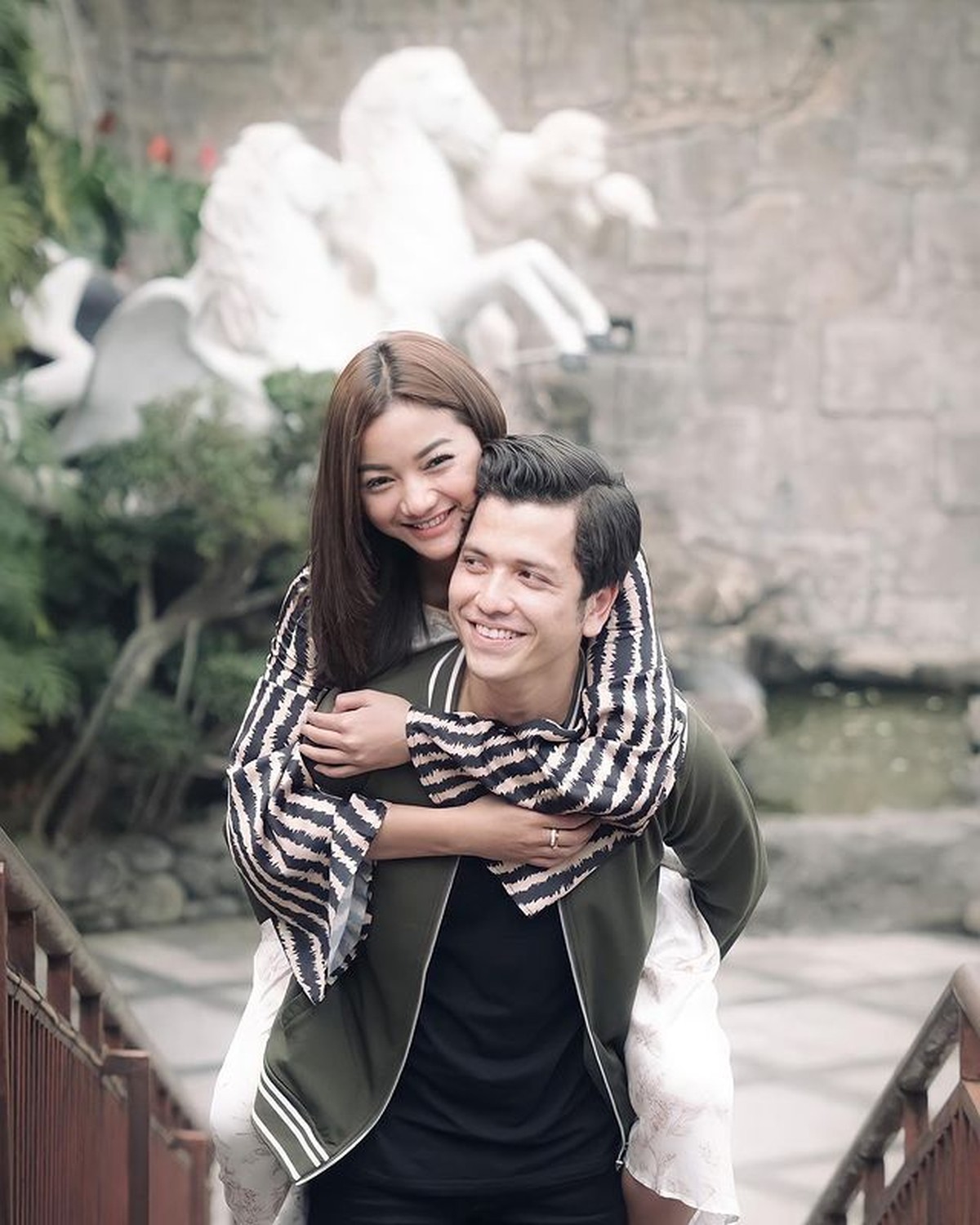 Diduga Cinlok&comma; 8 Foto Mesra Glenca & Rendi Jhon Bikin Baper