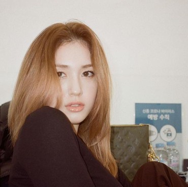 Pinggang Segenggam Jeon Somi yang Bikin Iri