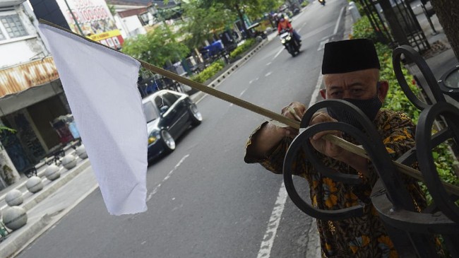 PKL di Malioboro memasang bendera putih sebagai tanda menyerah akibat kerugian yang diderita selama PPKM.