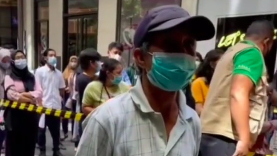 Kakek Tempuh 15 KM Demi Divaksin, Videonya Ditonton 8,4 Juta Kali