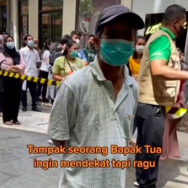 Kakek Tempuh 15 KM Demi Divaksin, Videonya Ditonton 8,4 Juta Kali