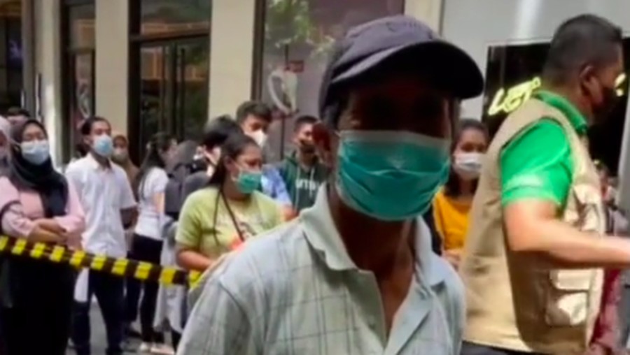 Kakek Tempuh 15 KM Demi Divaksin, Videonya Ditonton 8,4 Juta Kali