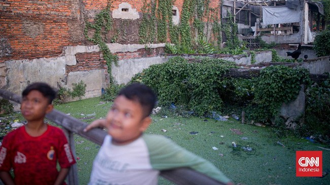 Warga Kampung Teko, Jakarta Barat, 'dipaksa' hidup di atas air berpuluh tahun akibat kesalahan pembangunan dan janji kosong politikus.