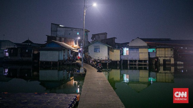 Warga Kampung Teko, Jakarta Barat, 'dipaksa' hidup di atas air berpuluh tahun akibat kesalahan pembangunan dan janji kosong politikus.