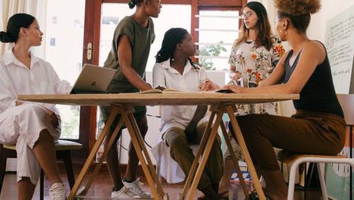 Simak 5 Cara Menghadapi Rekan Kerja di Kantor yang Sering Beda Pendapat