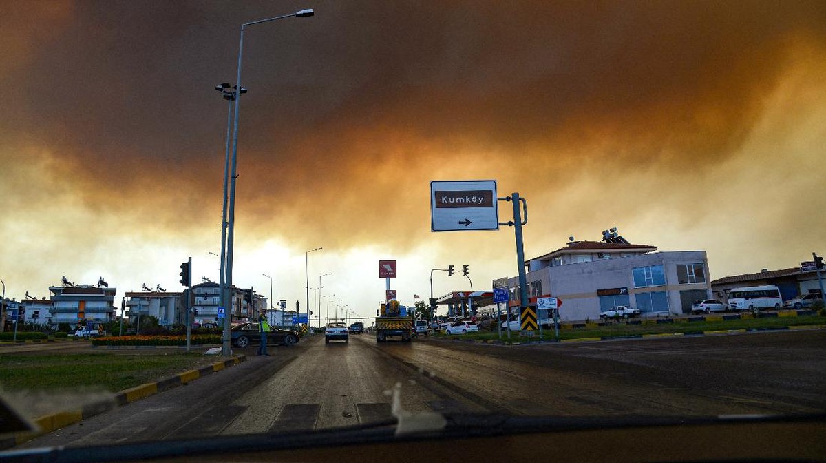 FOTO: Rona Oranye Langit Turki Dilalap Si Jago Merah