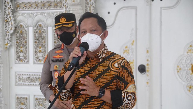 Menteri Dalam Negeri Tito Karnavian, terus menyemangati jajaran pemerintah daerah untuk terus bekerja keras di tengah penularan Covid-19 yang fluktuaktif.