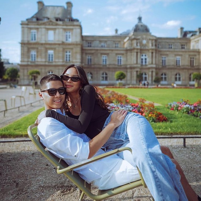 Lepas Rindu Setelah 6 Bulan LDR, Intip Momen Romantis Al & Alyssa Al Ghazali diketahui bertolak ke Paris untuk menemui dan melepas rindu dengan sang kekasih, Alyssa. Yuk intip momen mereka!
