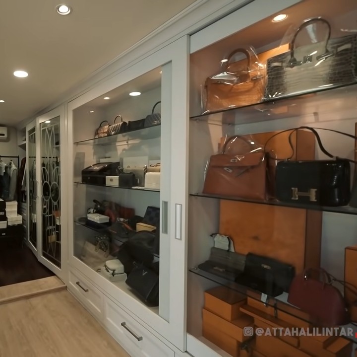 <p>Enggak cuma Ajik Gede yang mengoleksi barang mewah. Sang istri, Maharani juga memiliki area khusus untuk menyimpan koleksi fashion Hermes. Ruangan itu tampak seperti toko Hermes di pusat perbelanjaan. Ada berbagai koleksi tas bernilai miliaran, Bunda. (Foto: YouTube AH)</p>