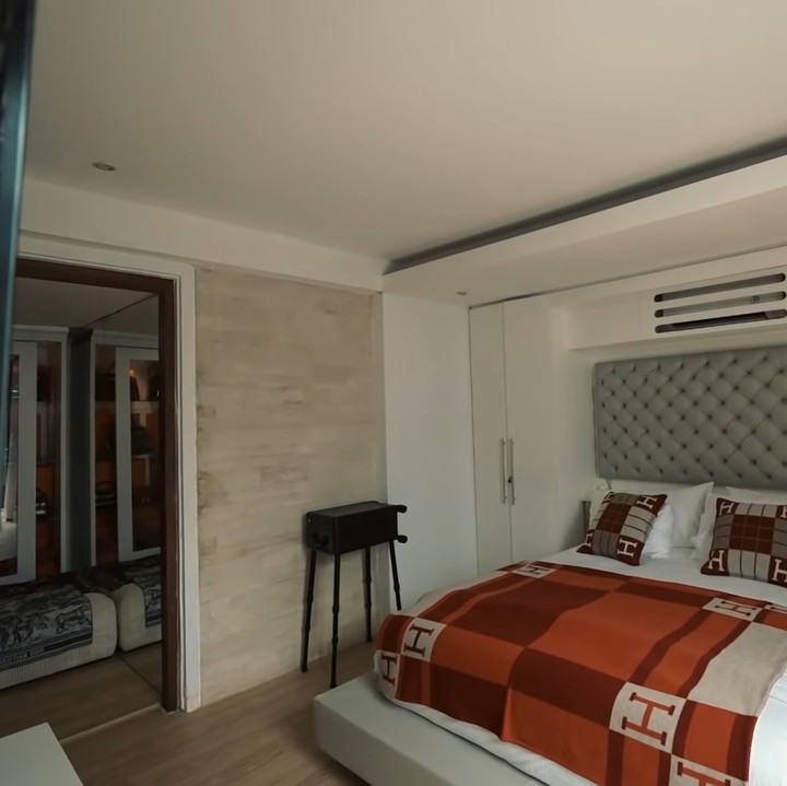 <p>Bagian kamar crazy rich Bali ini juga tak kalah mewah. Dirancang seperti kamar hotel, selimut dan sarung bantal kasurnya juga memakai merek Hermes. (Foto: YouTube AH)</p>