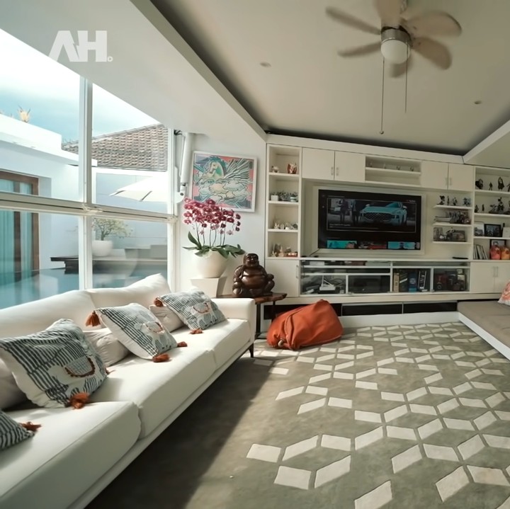 <p>Ketika memasuki rumah Maharani dan Ajik Gede, Bunda bakal disambut dengan ruang tamu yang terletak di tepi kolam renang. Jendela kaca membuat ruangan ini terlihat segar dan bersih. (Foto: YouTube AH)</p>