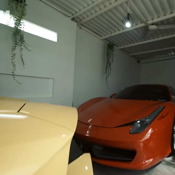<p>Ajik Gede juga memiliki showroom di bagian garasi. Showroom tersebut diisi oleh berbagai mobil mewah mulai dari Jeep hingga Ferrari. Ada juga koleksi motor mahal, Bunda. (Foto: YouTube AH)</p>