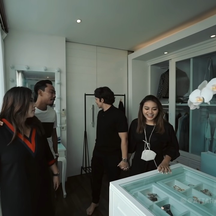 <p>Crazy rich Bali ini juga memiliki kloset pribadi berisi koleksi fashion branded dari brand lainnya. Ada kacamata, baju, bawahan, hingga sepatu bernilai fantastis. (Foto: YouTube AH)</p>