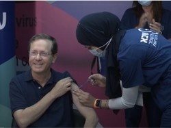 Momen Presiden Israel Disuntik Vaksin Dosis Ketiga