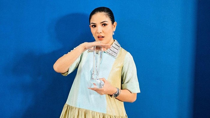 Selain Katy Perry, Nindy Ayunda Tampil Unik dan Jadi Sorotan Saat Memakai Anting Antigen