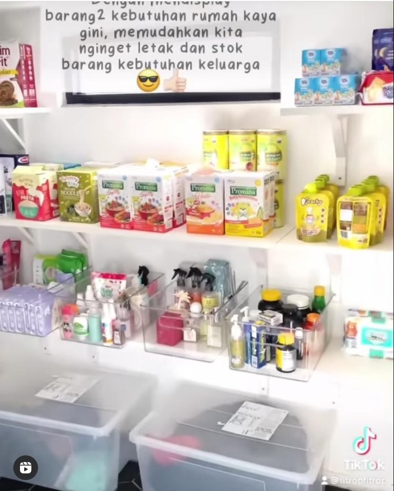 Penampakan Mini Market di Bawah Tangga Rumah Fitri Tropica Rumah Fitri Tropica menjadi sorotan karena ada mini market di dalamnya. Yuk kita intip!
