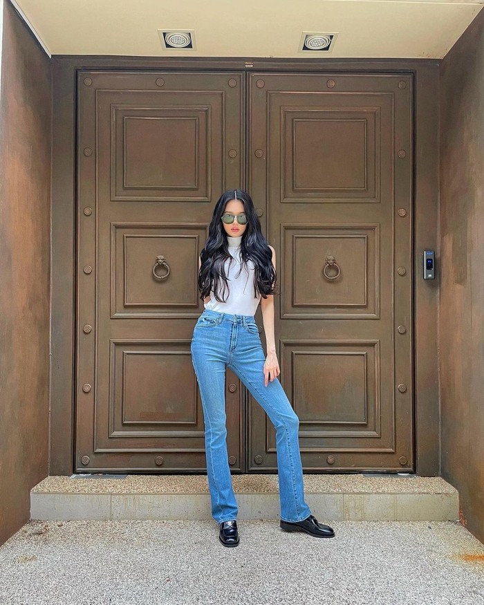 Perempuan berusia 16 tahun ini dikenal sebagai baby maknae. Julukan ini diberikan karena ia memiliki tubuh semampai meski masih berusia muda. Tingginya mencapai 171 cm, lho! / Foto: Instagram/for_everyoung10.
