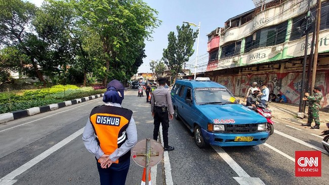Petugas di pos penyekatan Lenteng Agung tidak melakukan pemeriksaan terhadap pengendara yang ingin melintas karena terjadi kemacetan panjang.