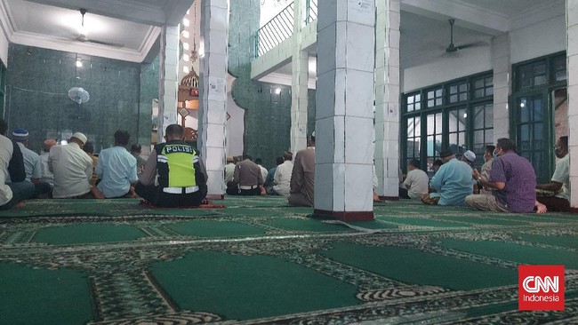 Sebuah masjid di bilangan Lenteng Agung, Jaksel, tetap menggelar Salat Jumat meski wilayahnya menerapkan PPKM Level 4.