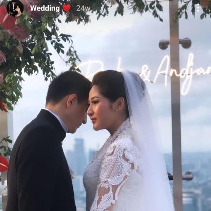 <p>Pebulu tangkis ganda putra Indonesia, Ricky Soebagdja hidup bahagia bersama sang istri. Pemilik nama Khairunissa Andjani itu akrab disapa Cica, Bunda. (Foto: Instagram @cica_andjani)</p>