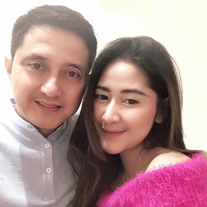 <p>Cica tak segan menampilkan potret kemesraan mereka di Instagram. Tengok saja potret Ricky Soebagdja ketika diberi ciuman manis oleh istri tercinta. (Foto: Instagram @rickysoebagdja)</p>