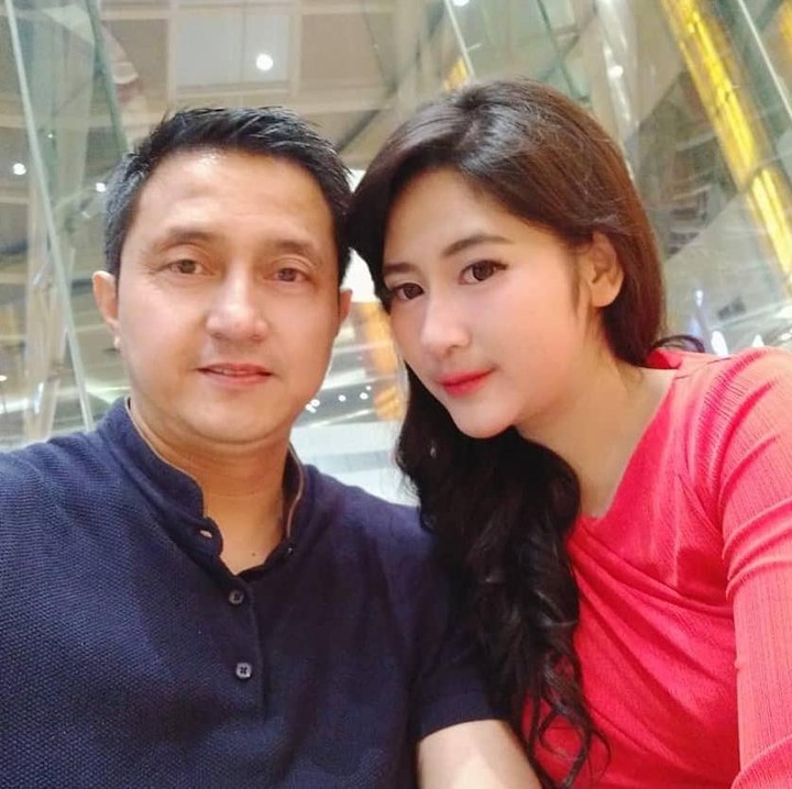 <p>Ricky Soebagdja kini hidup bahagia bersama Cica. Meski terpaut usia 26 tahun, keduanya terlihat mesra dan harmonis lho. (Foto: Instagram @rickysoebagdja)</p>