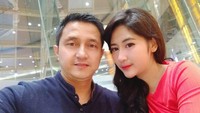 7 Potret Ricky Subagja dan Istri yang Lebih Muda 26 Tahun