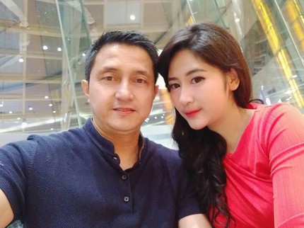 7 Potret Ricky Subagja dan Istri yang Lebih Muda 26 Tahun