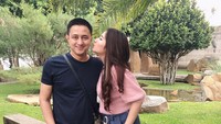 <p>Cica tak segan menampilkan potret kemesraan mereka di Instagram. Tengok saja potret Ricky Soebagdja ketika diberi ciuman manis oleh istri tercinta. (Foto: Instagram @cica_andjani)</p>