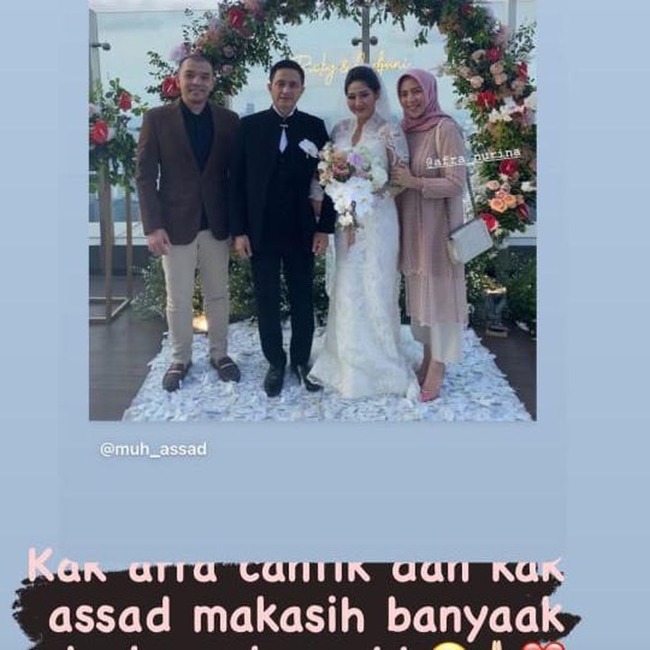 <p>Ricky Soebagdja menikah di salah satu hotel bintang lima di kawasan Jakarta Selatan pada Jumat, 2 Februari 2021. Sang istri terlihat anggun dalam balutan gaun pengantin dan tudung warna putih. (Foto: Instagram @cica_andjani)</p>